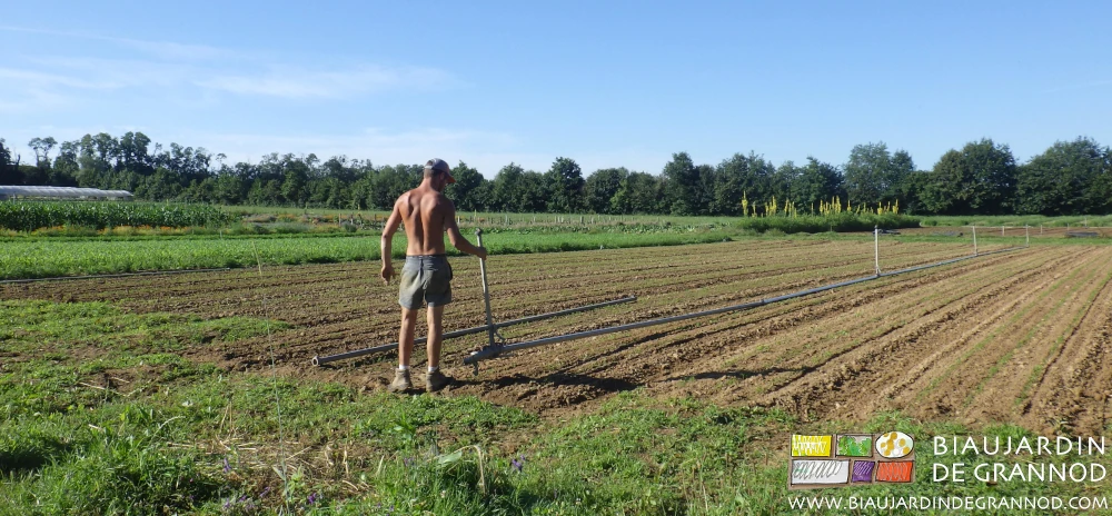 photo de Matthieu en short et casquette qui attrape la rampe pour la déplacer