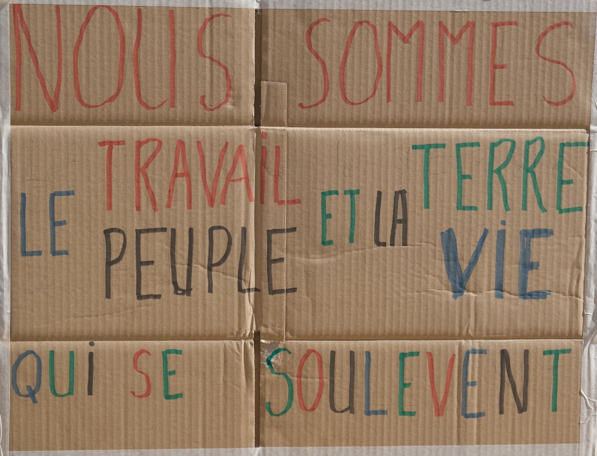 Slogan de pancarte nous sommes le travail et la terre, le peuple et la vie qui se soulèvent