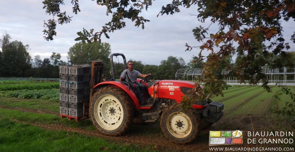photo de Matthieu au tracteur équipé du mât lève-palette en route vers le bâtiment