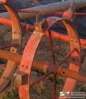 photo détaillant les plots cubiques et le fer qui coupe le film de paillage