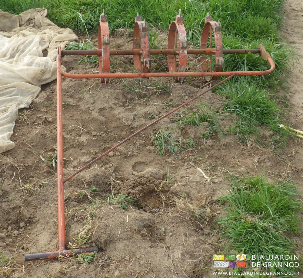 photo du marqueur à plots avec son manche déporté