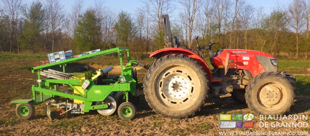 photo de la planteuse automatique attelée au tracteur Kubota