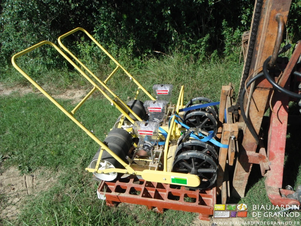 photo du semoir jaune composé de 2 originaux accolés pour semer en rangs espacés à notre besoin