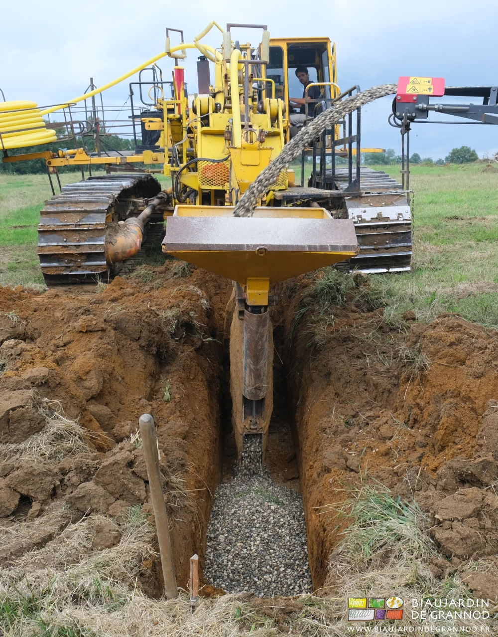 photo de l'alimentation en gravier par la trémie dès le démarrage de la pose du drain