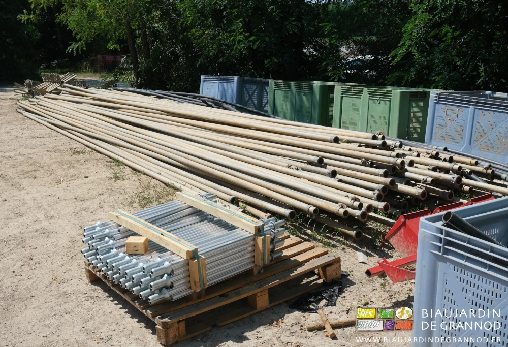 photo de tubes d'occasion juste livrés et accessoires neufs prêts au montage