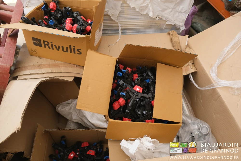photo d'un carton d'arroseurs neufs avant montage sur les cannes