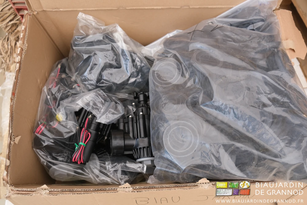 photo d'un carton d'électrovannes neuves juste livrées