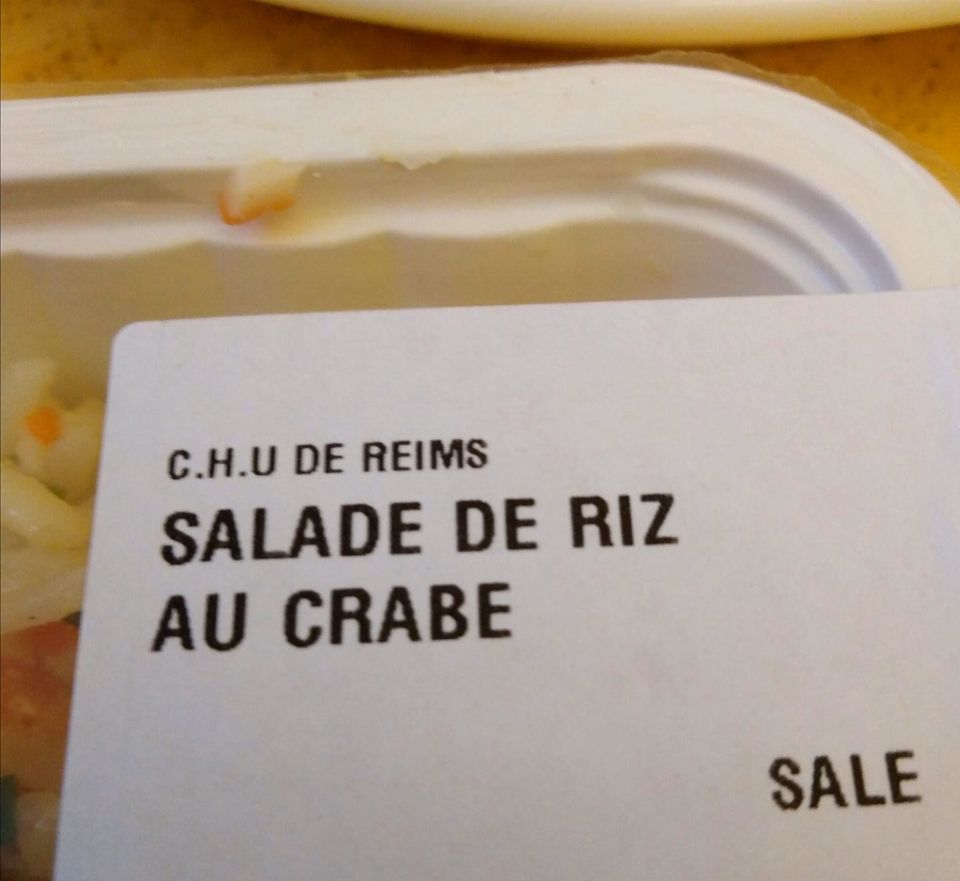 photo de plateau repas à l'hopital, salade de riz au crabe