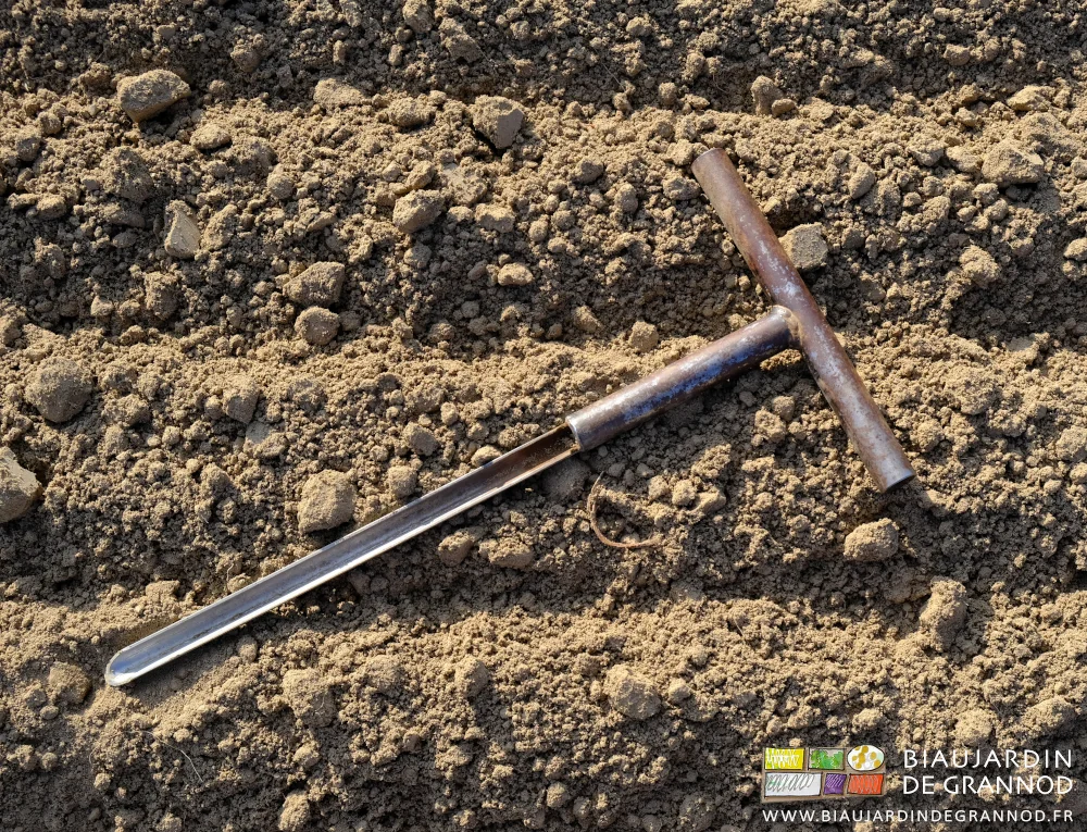 photo d'une gouge dont le demi tube est vidé de la terre observée