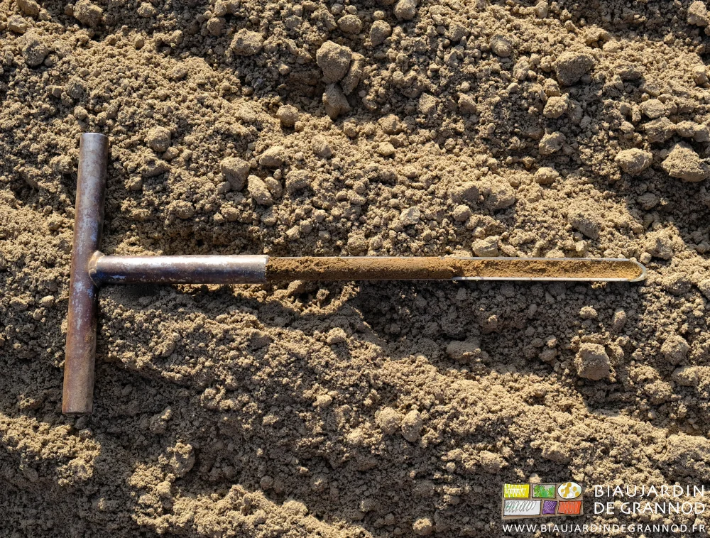 photo de notre gouge métallique remontant pour observation une carotte de terre de 30 cm