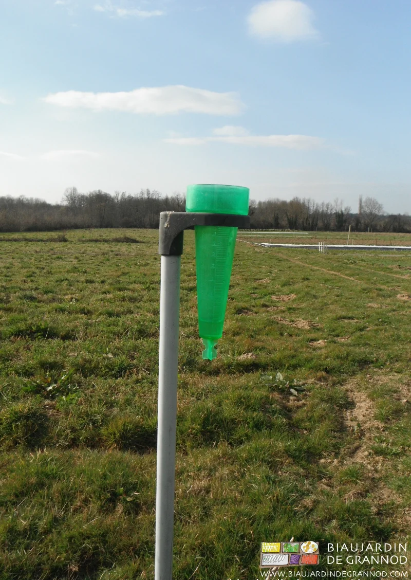 photo de pluviomètre au jardin en fin d'hiver