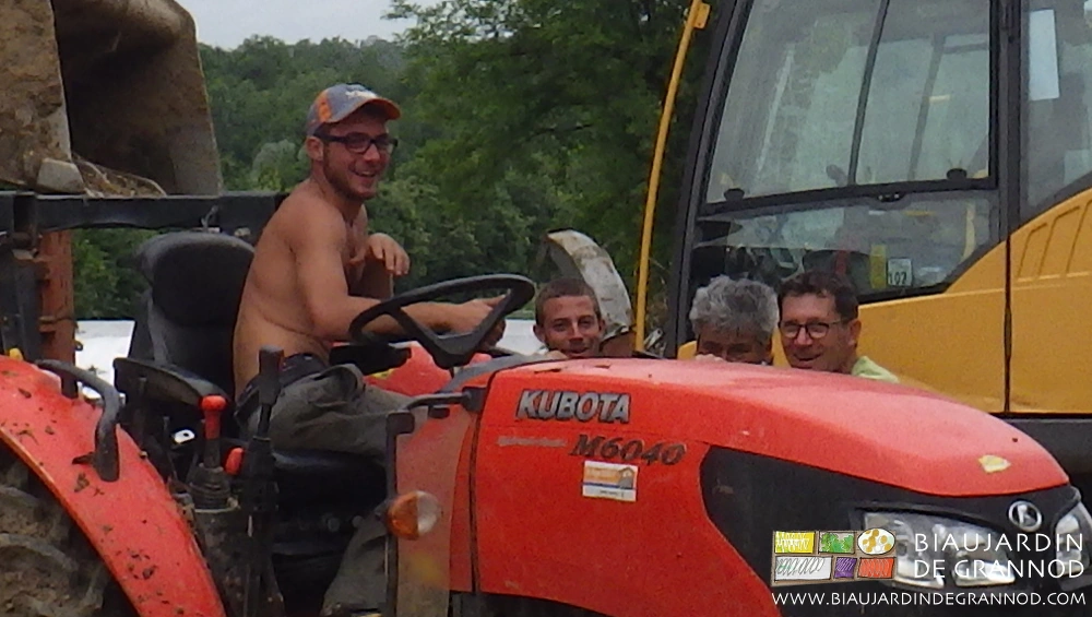 photo de Matthieu tout sourire au tracteur en fin de chantier