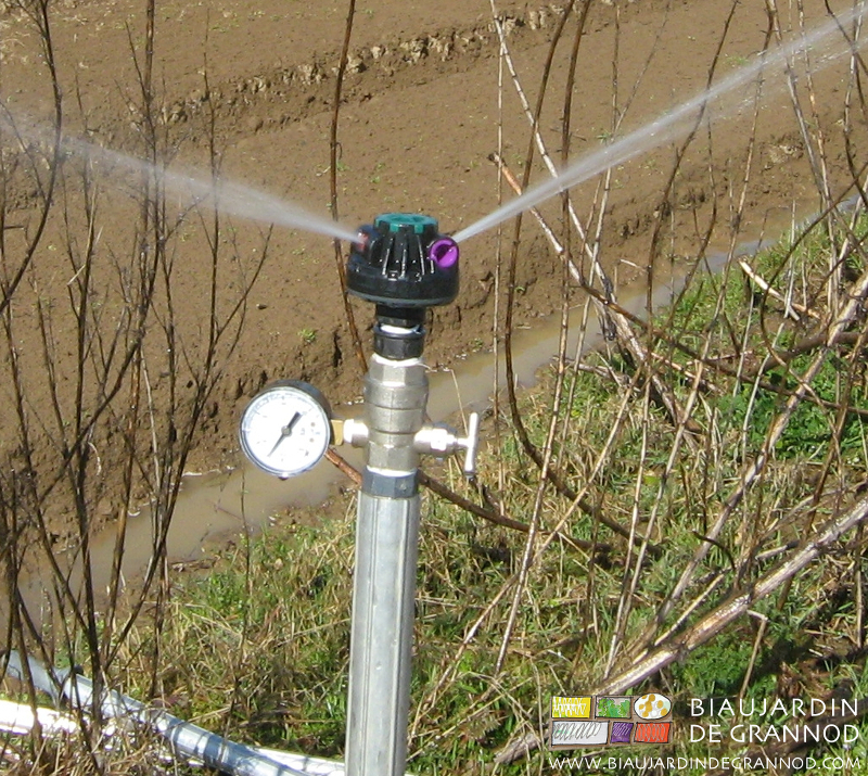 photo d'un arroseur en fonctionnement sur une canne muni d'un manomètre