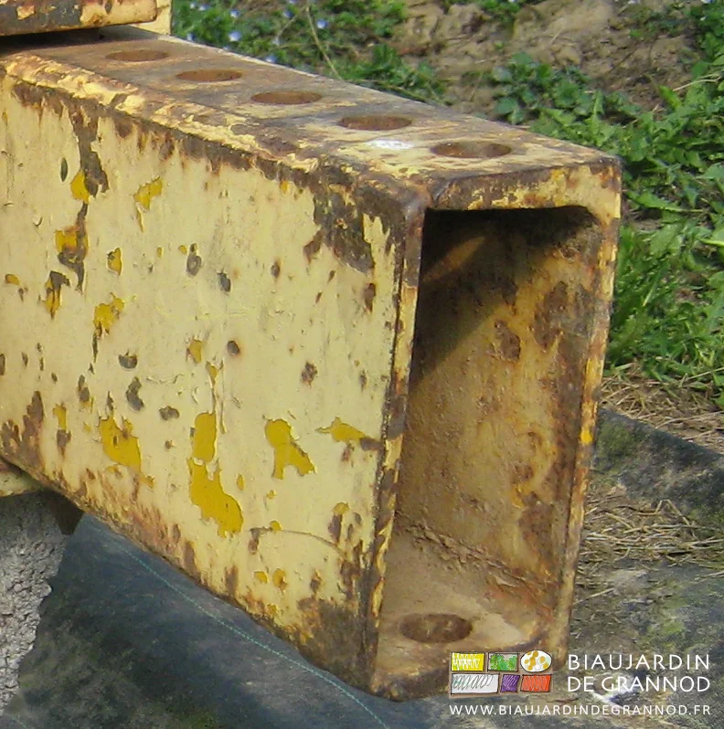 photo de détail de la structure de la barre jaune et son raidisseur arrière