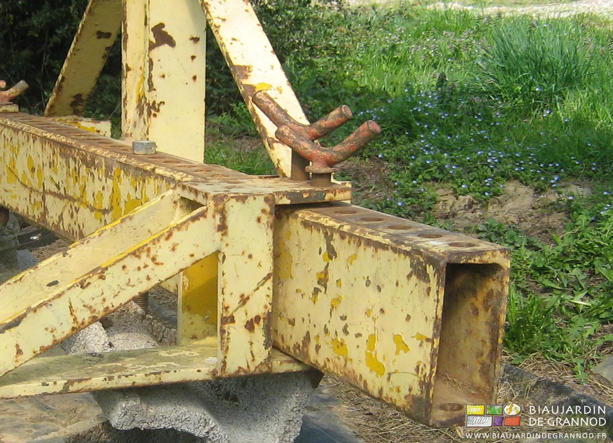 photo de chassis prolongé pour sa fixation sur la barre jaune