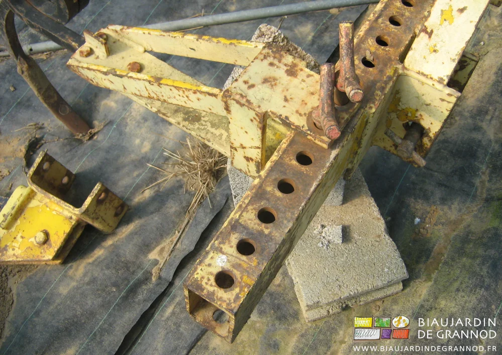 photo de dessus du système d'assemblage par cheville sur la barre percée