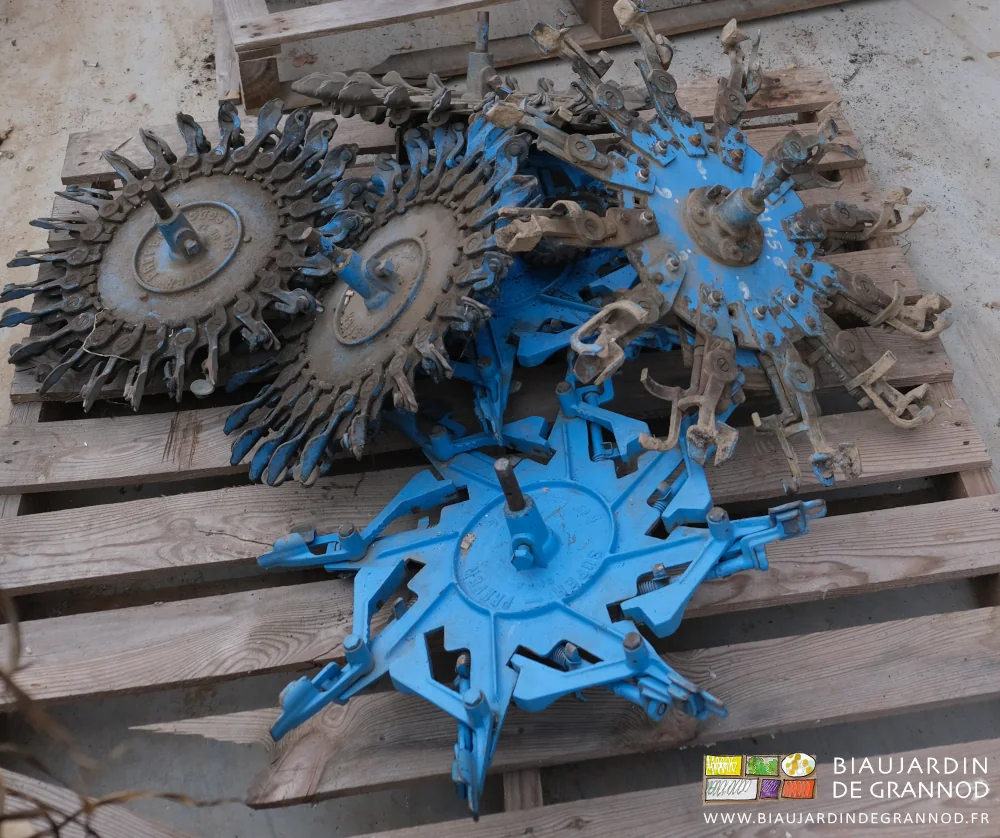 photo de différents distributeurs de plants