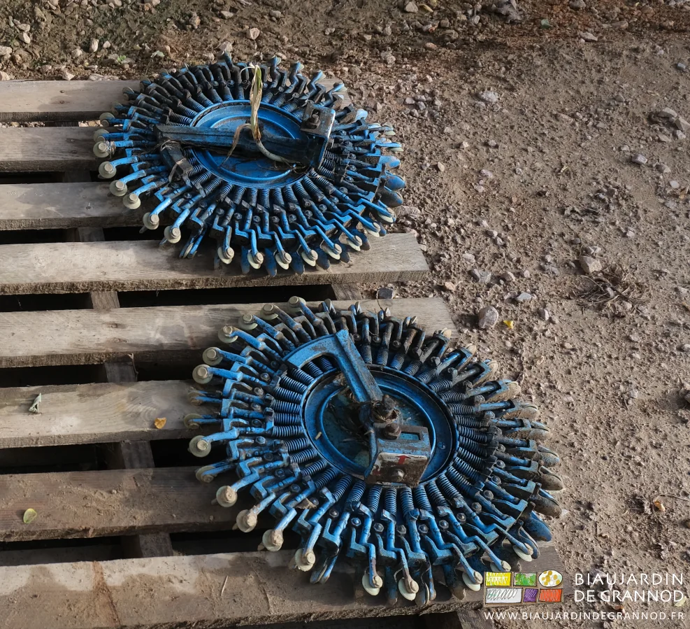 photo des distributeurs à très nombreuses pinces pour le poireau