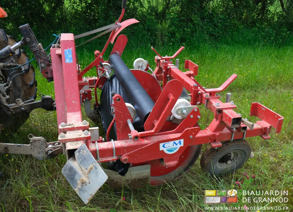 Photo de la dérouleuse rouge avec ses dents effilées et roues d’incorporation directe