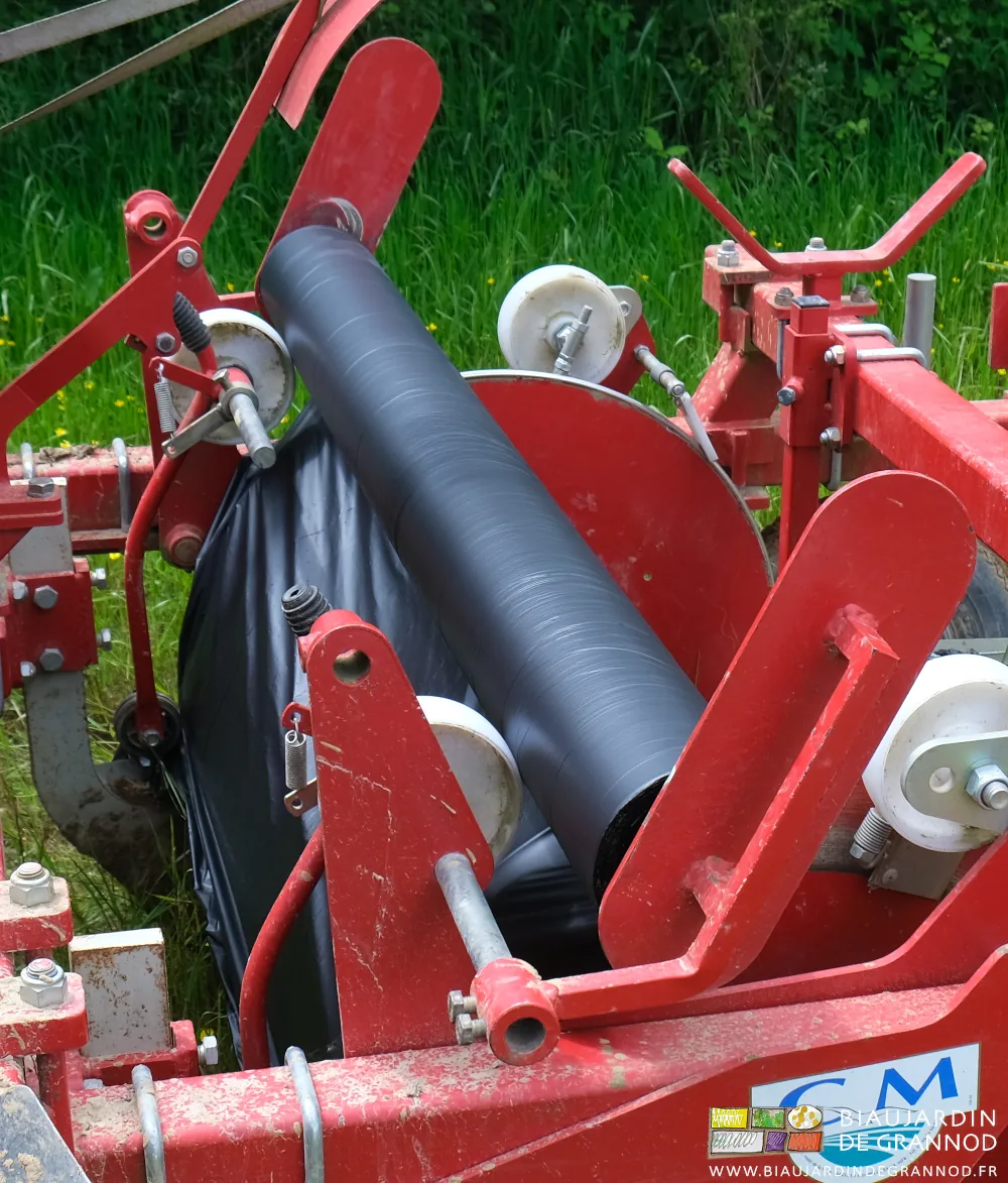Photo du rouleau sur les roues d’incorporation le film tenu par les roulettes