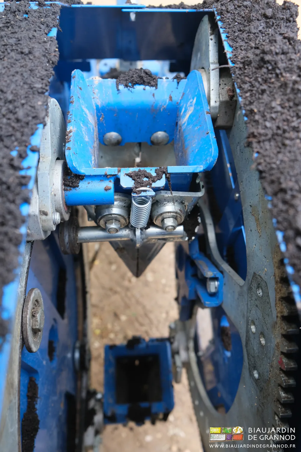 Photo proche d’une des bêches métalliques ouvrante qui reçoit les plants