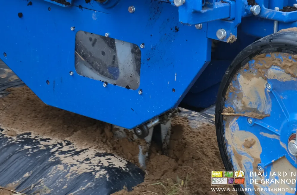 Photo proche d’une bêche en position ouverte