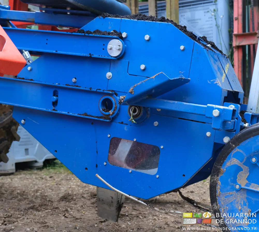 Photo de la roue distributrice avec bêche descendue en position perçage du film de paillage