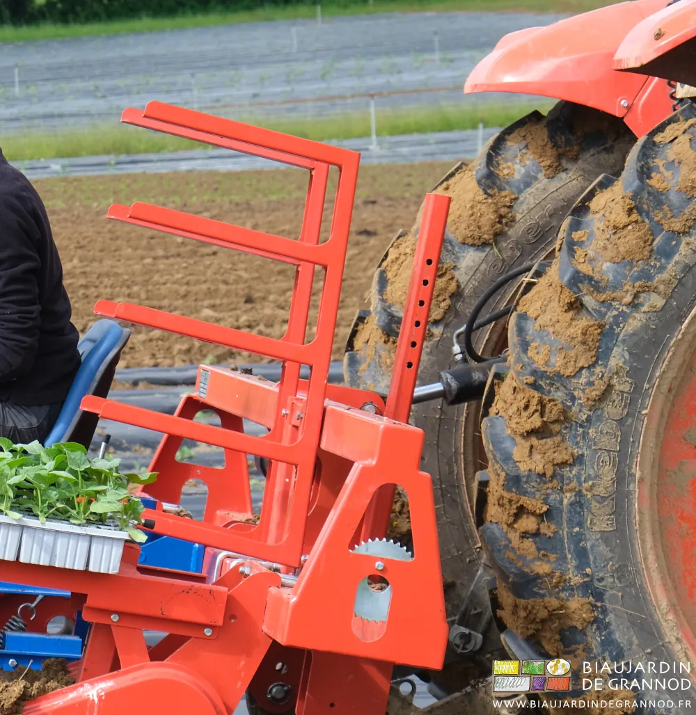 photo du rack de 5 étagères à caisses fixé sur le bâti de la Ferrari à côté du siège