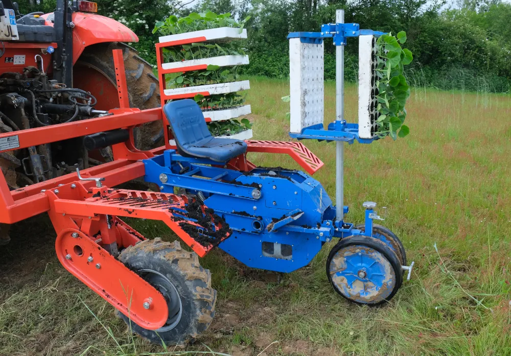 Photo de la Ferrari au repos chargée de plusieurs plaques de plants auto-construits à la ferme