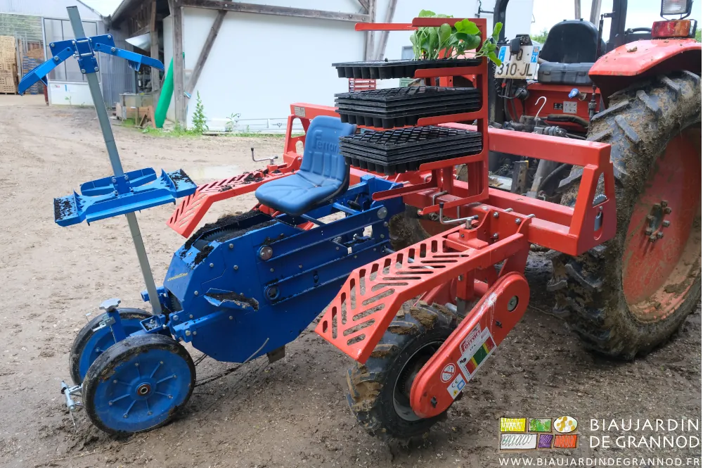 Photo d’ensemble de la planteuse attelée au tracteur