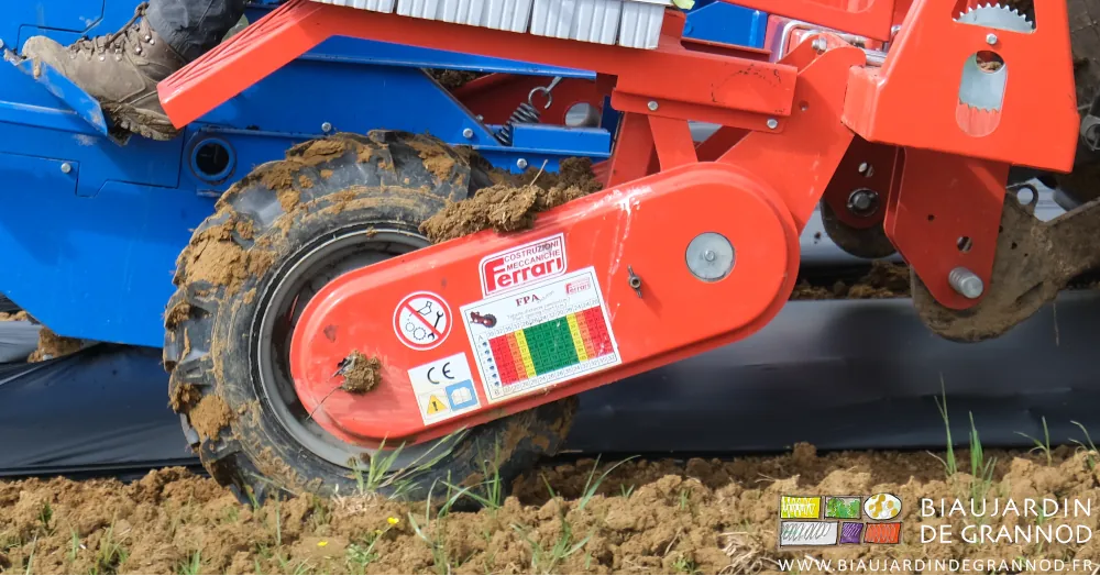 Photo du système d’entraînement réglable par chaîne et pignon du disque planteur