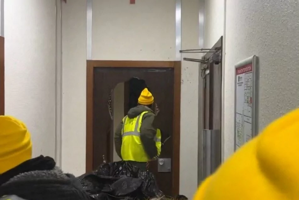 copie d'écran de manifestant agricole devant porte cassée de l'office français de la biodiversité