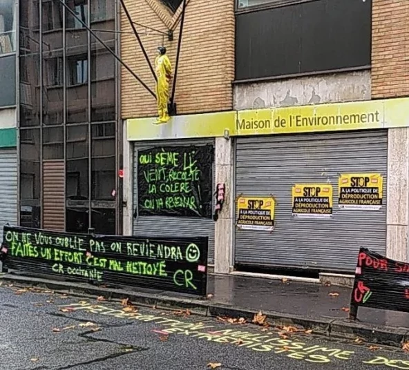 action de la coordination rurale : un pendu et des menaces sur la maison de l'environnement
