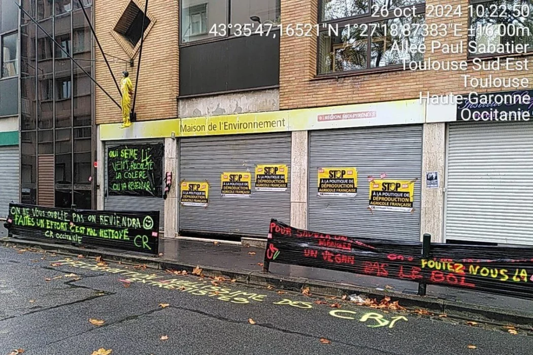 photo des menaces et insultes taguées par les agriculteurs de la coordination rurale sur la maison de l'environnement de Toulouse