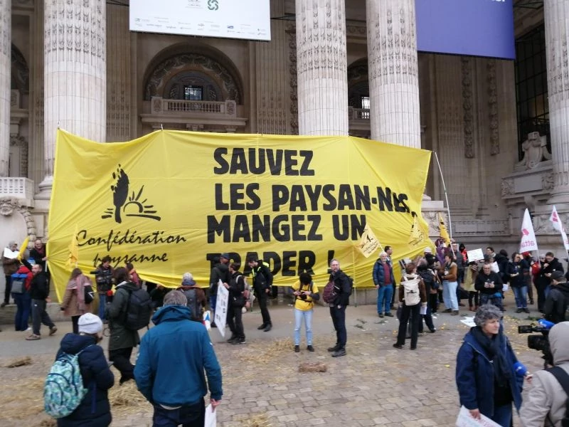 photo de manif sous banderole sauvez les paysan-nes mangez un trader