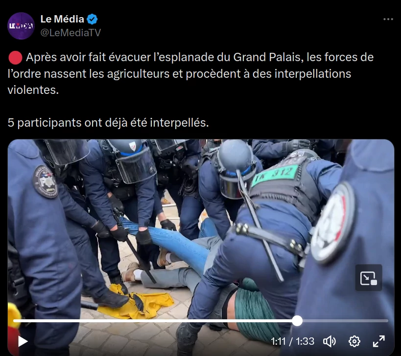 photo de policiers Brav-M matraque en main trainant au sol des paysans non-violents