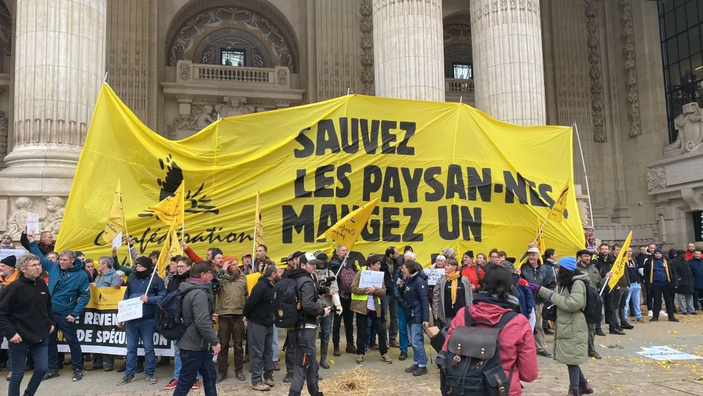 photo de manif sous banderole sauvez les paysan-nes mangez un trader