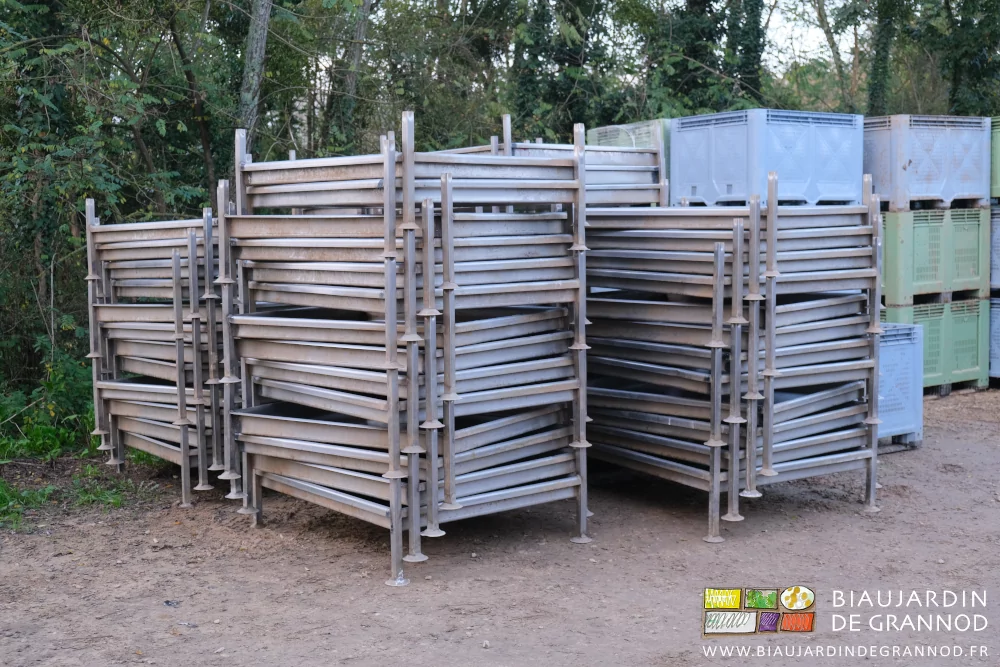 photo de bacs inox emboîtés pour économiser la place lors de leur livraison