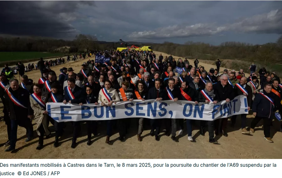capture d'écran france 24 élus avec écharpe manifestant contre l'arrêt du tribunal annulant l'autorisation de l'A69