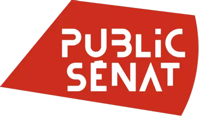 logo blanc sur fond rouge du site Public Sénat, la chaine d'info du sénat