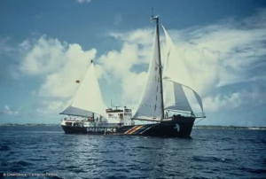 photo du bateau Rainbow Warrior en mer source Greepeace