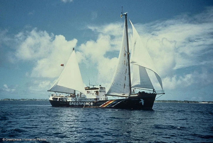photo du bateau Rainbow Warrior en mer source Greepeace