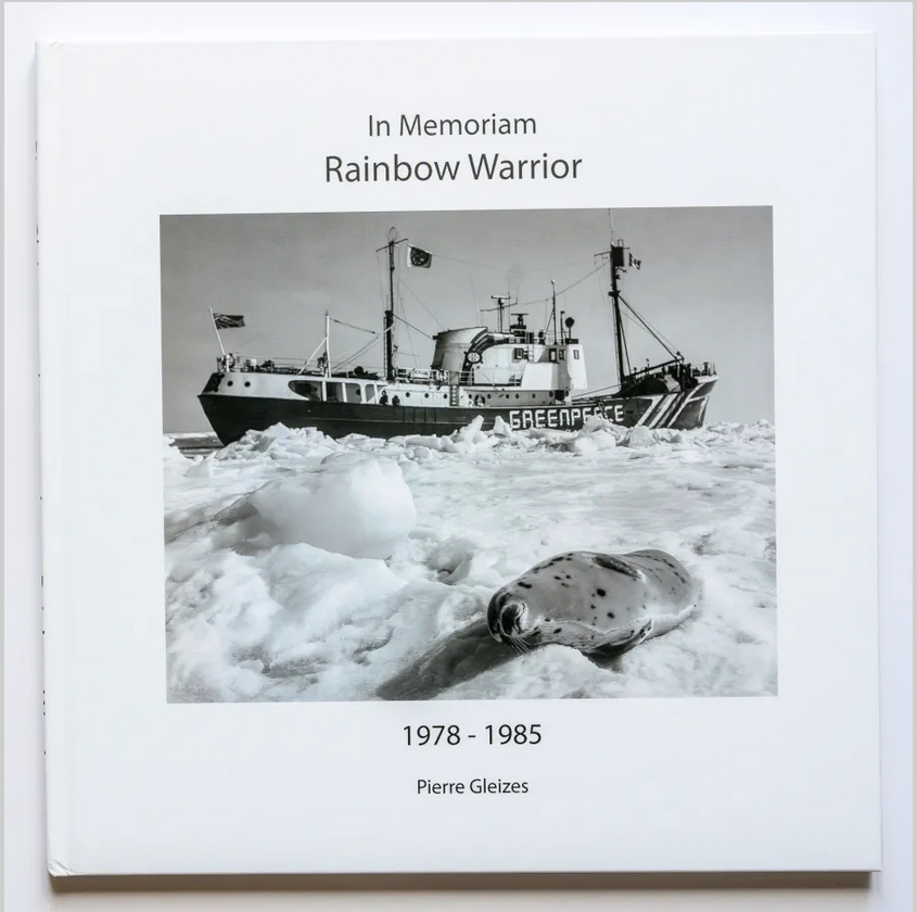 le rainbow warrior dans les glaces, phoque au premier plan photo du livre