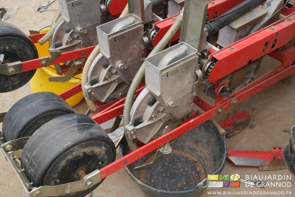 photo d'un seau sous un élément semeur pour récolter puis compter le nombre de graines distribuées