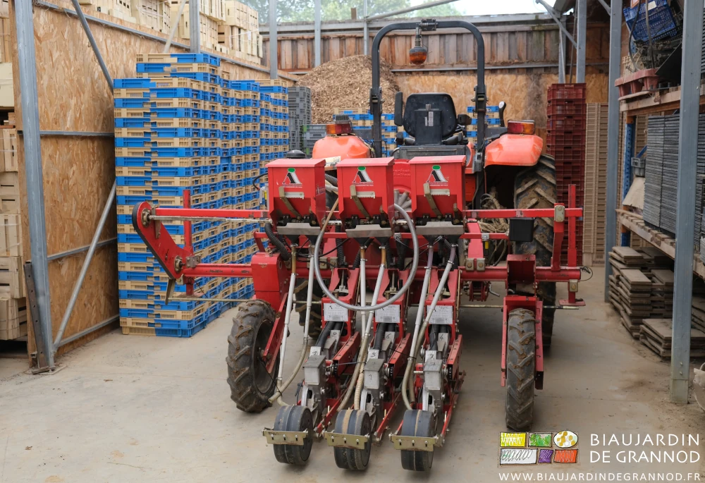 photo du semoir modifié la barre porteuse dépasse le tracteur