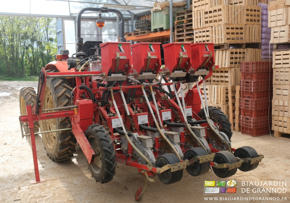 photo arrière avec tuyaux d'air comprimé, et éléments semeurs