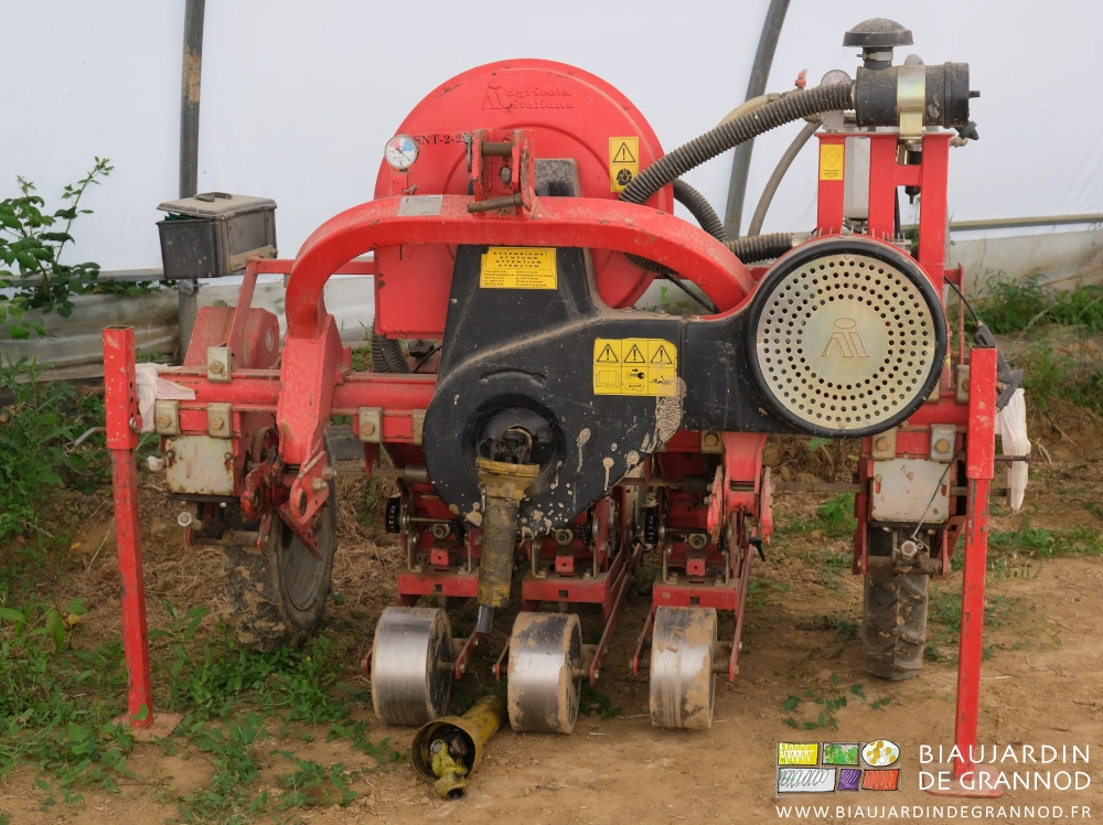 photo de l'avant du semoir montrant les trois larges roues nivelant chaque rang à semer