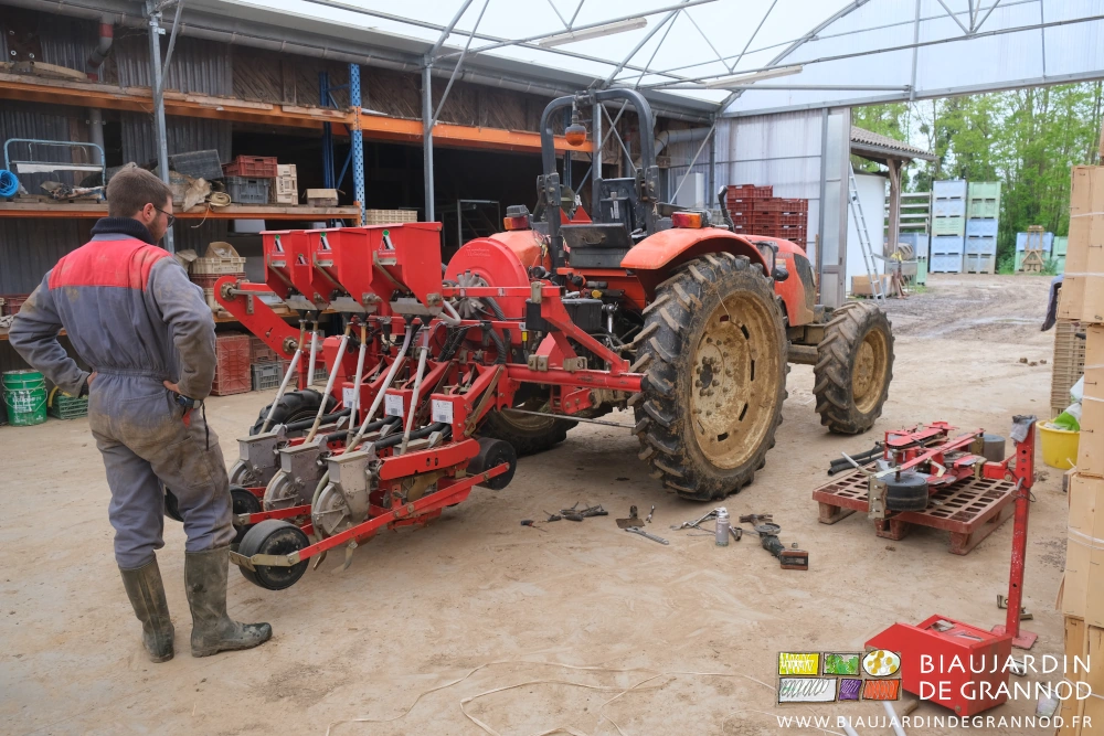 photo de Matthieu en réflexion devant le chantier mécanique du semoir