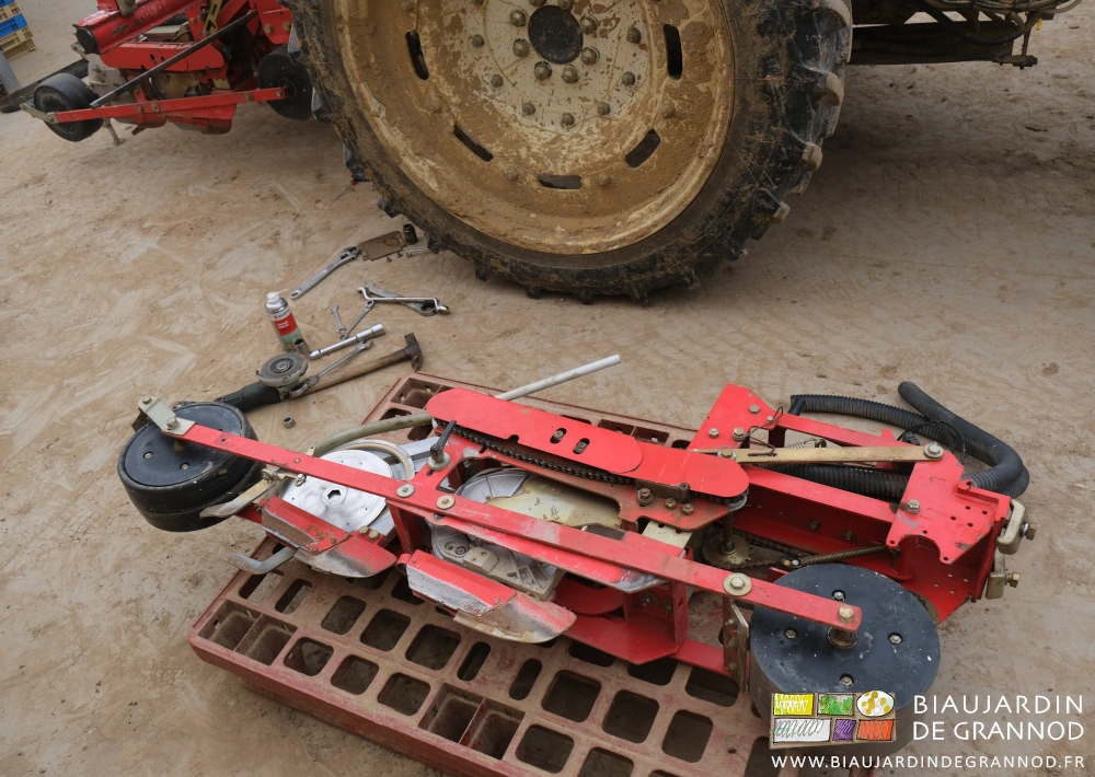 photo de l'ensemble élément semeur démonté et posé sur palette