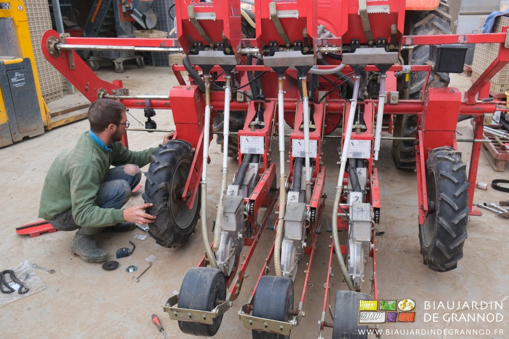 photo de Matthieu réglant une des roues d'entrainement